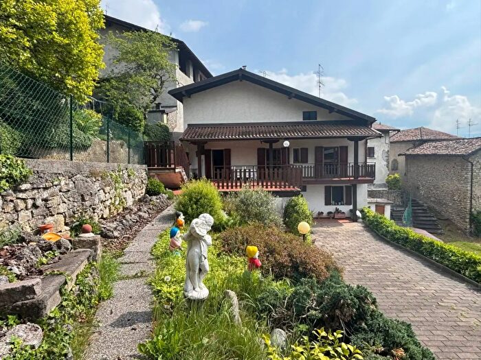 Casa trilocale in vendita in Via Costa, Premolo