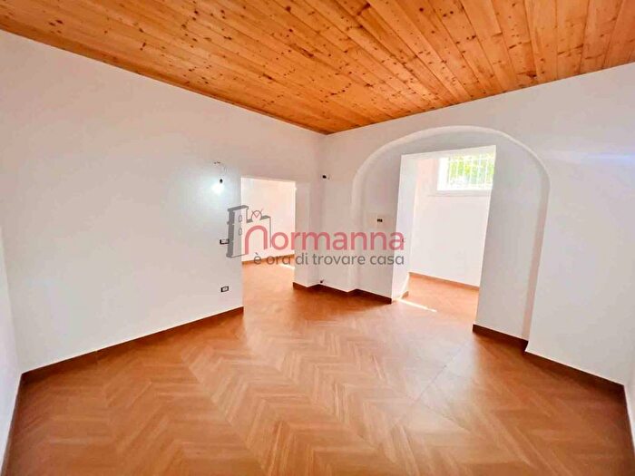 Casa con 6 locali in affitto in Piazza Francesco Crispi, Aversa