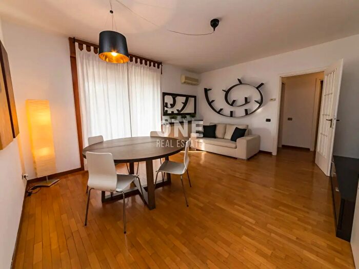 Appartamento trilocale in affitto in Via Gadda, Monza