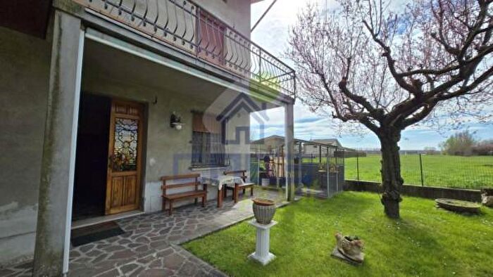 Casa con 6 locali in vendita in Via Viazzolo Lungo, Guastalla