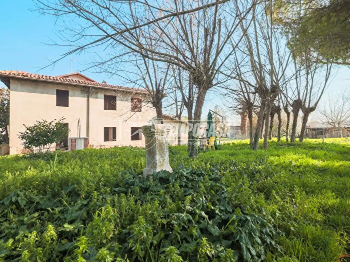 Casa con 6 locali in vendita in Viale Udine, Riccione