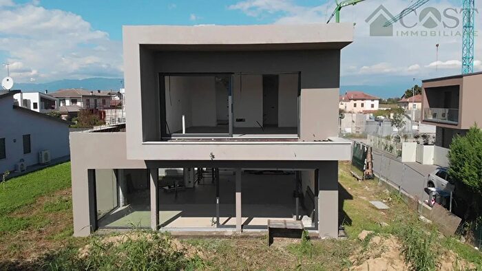 Casa con 5 locali in vendita in Monticello Conte Otto