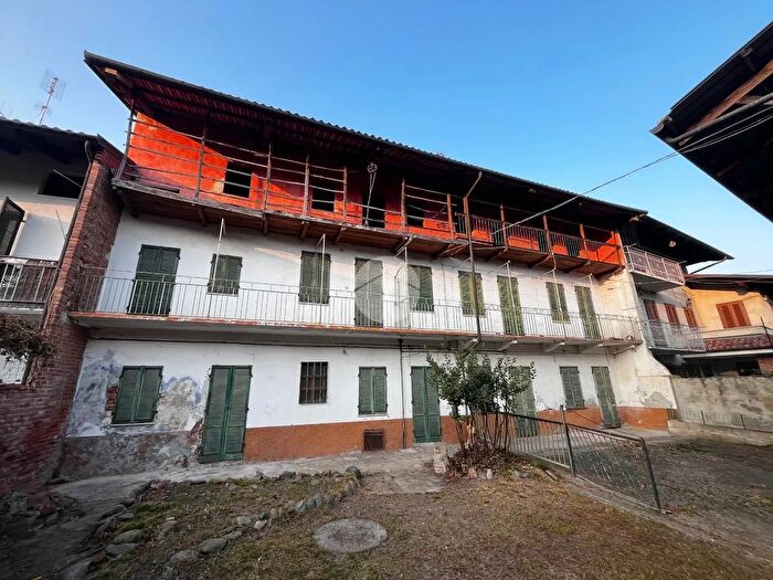 Casa con 8 locali in vendita in Vicolo Zanetta, Caravino
