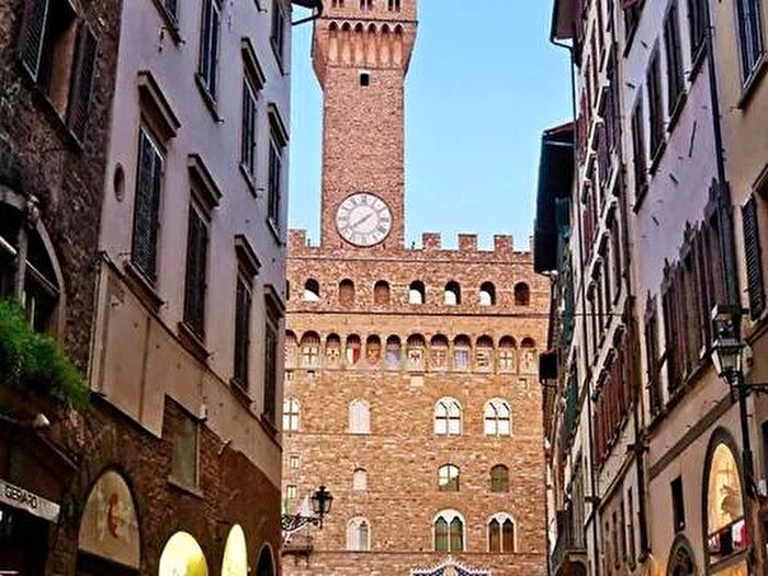 Appartamento trilocale in affitto in Neighbourhood Santa Croce, Piazza della Repubblica, Firenze