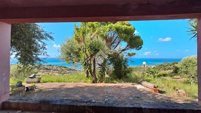 Casa con 8 locali in vendita in Via dei Gigli, Cefalu