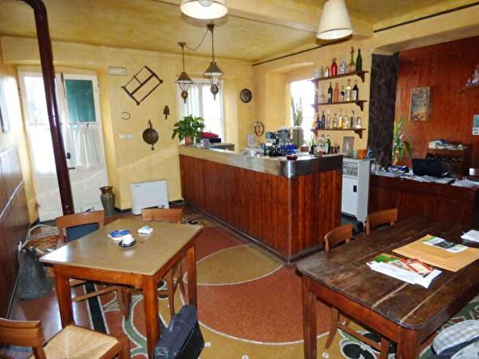 Casa con 6 locali in vendita in Via Neirone, Neirone