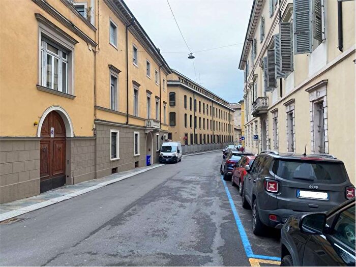 Appartamento trilocale in affitto in Strada Ponte Caprazucca, Centro Storico, Parma