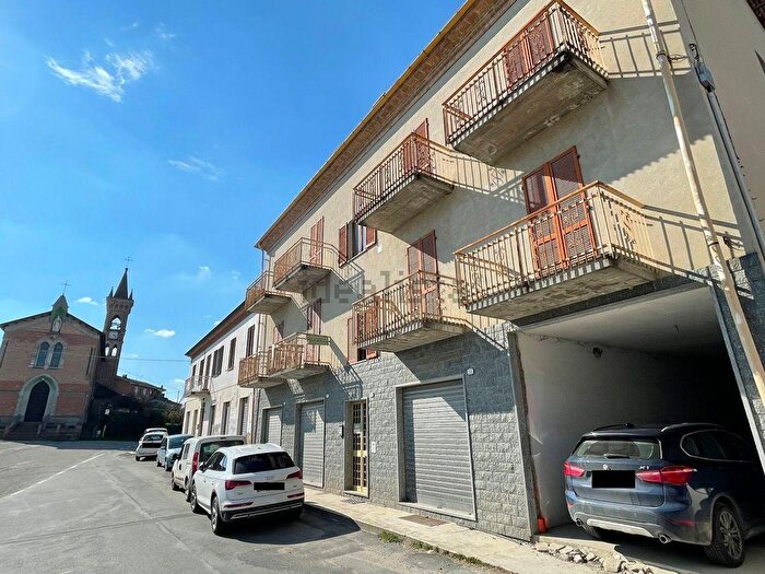 Casa con 20 locali in vendita in Canelli