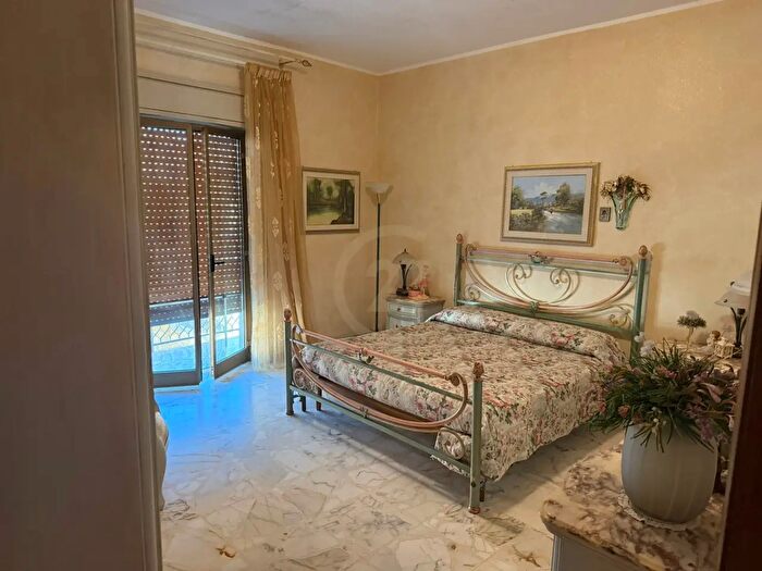 Appartamento con 5 locali in vendita in Via del Cedro, Catania