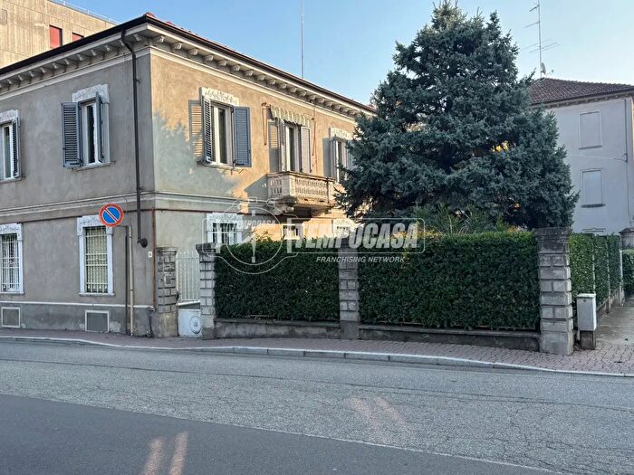 Casa con 9 locali in vendita in Viale Ottavio Marchino, Casale Monferrato