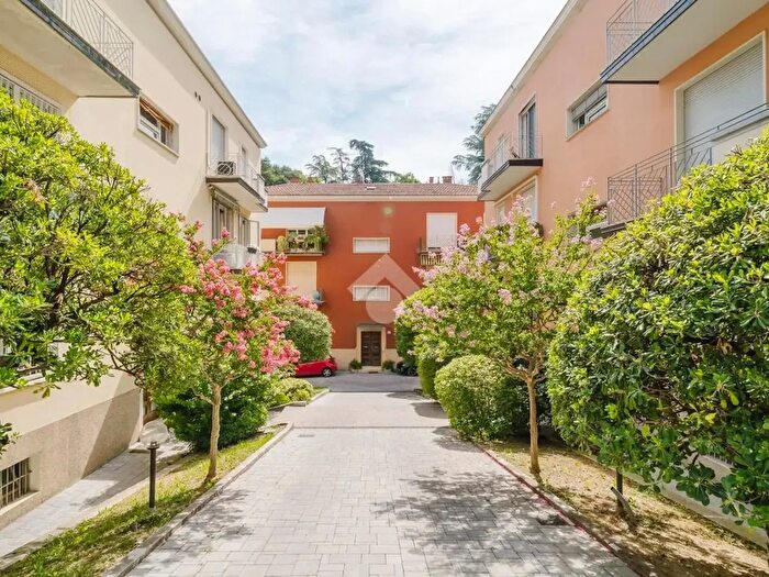 Appartamento con 5 locali in vendita in Via Bellinzona, Bologna