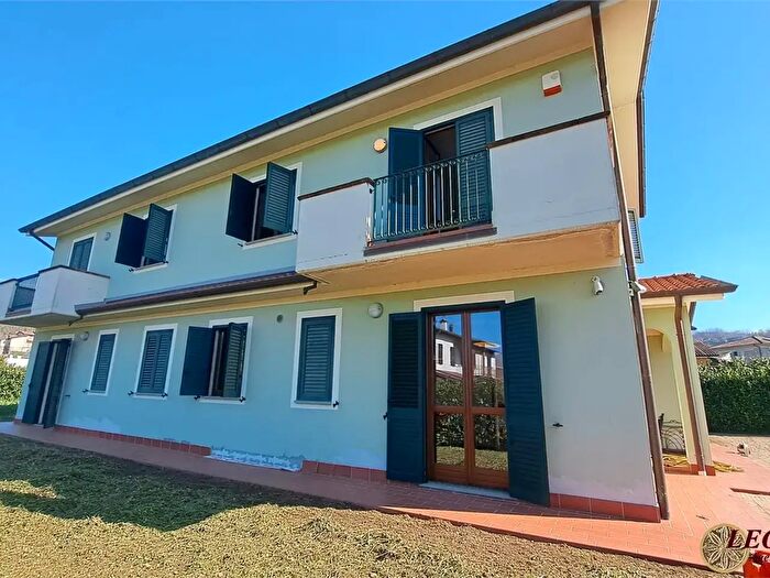 Casa con 9 locali in vendita in Via Piano di Mocrone, Villafranca In Lunigiana