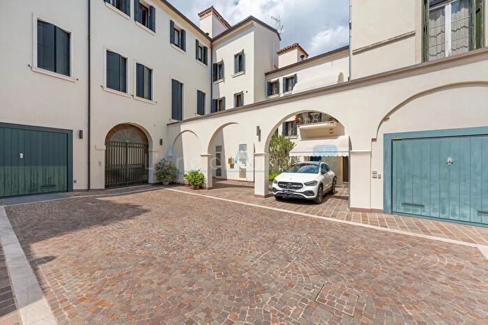 Casa con 11 locali in vendita in Via della Pieve Padova, Padova