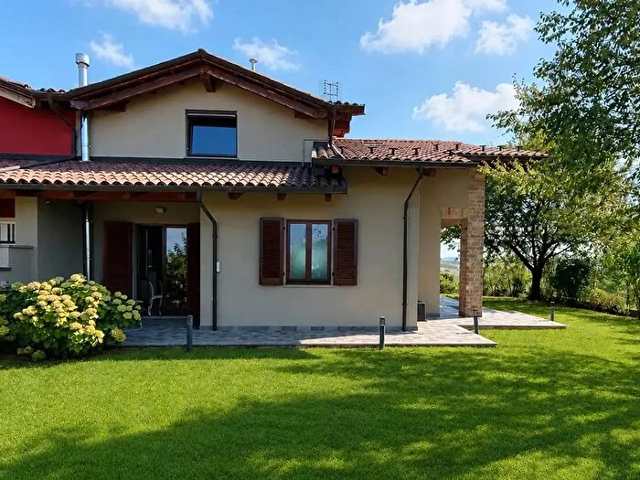 Casa con 7 locali in vendita in Trezzo Tinella