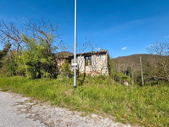Casa con 10 locali in vendita in Fraz Rocchetta Snc, Fabriano