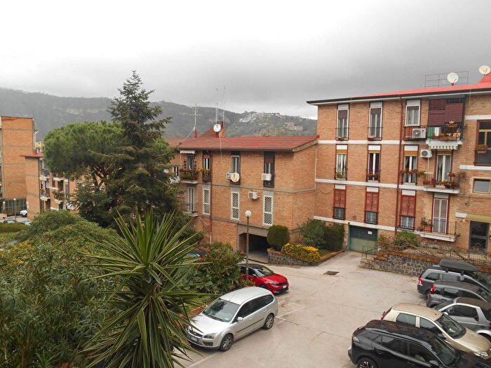 Appartamento con 5 locali in affitto in Via Piave, Soccavo, Napoli