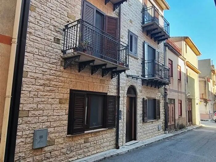 Casa con 6 locali in vendita in Campofiorito
