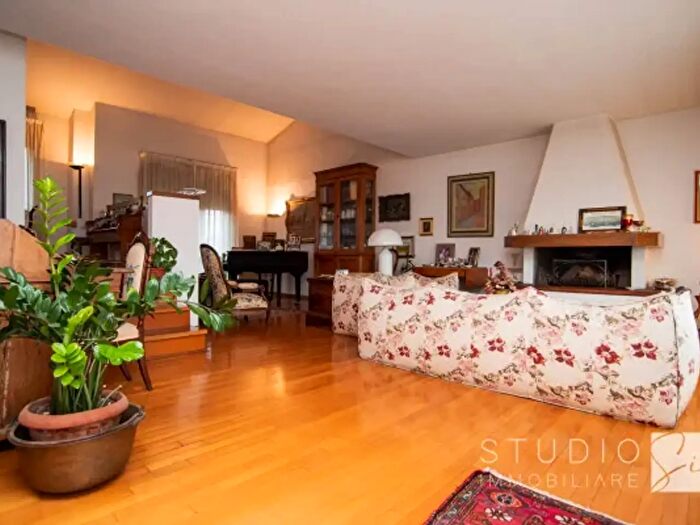 Appartamento con 6 locali in vendita in Via Francesco Camici, Pistoia