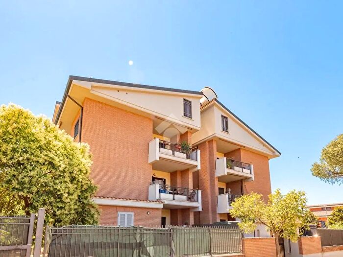 Appartamento trilocale in vendita in Via Borghesiana, Roma
