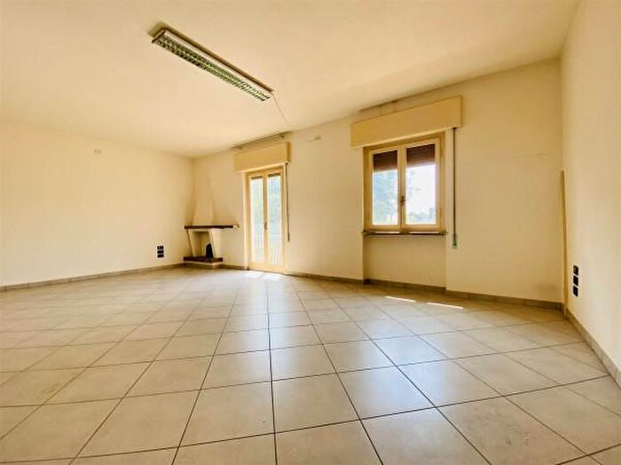 Appartamento con 6 locali in vendita in Via Angelo Pelliccia, Lucca