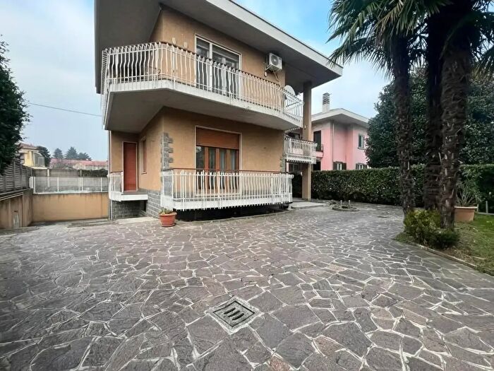 Casa quadrilocale in vendita in Cairate