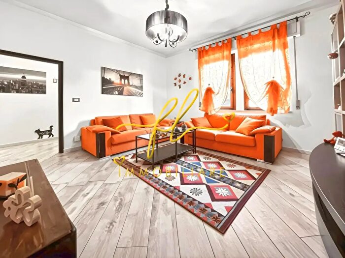 Casa con 6 locali in vendita in Pomarance