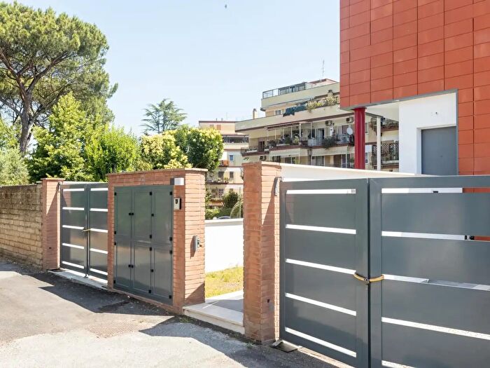 Appartamento trilocale in vendita in Vicolo Veientano, Roma