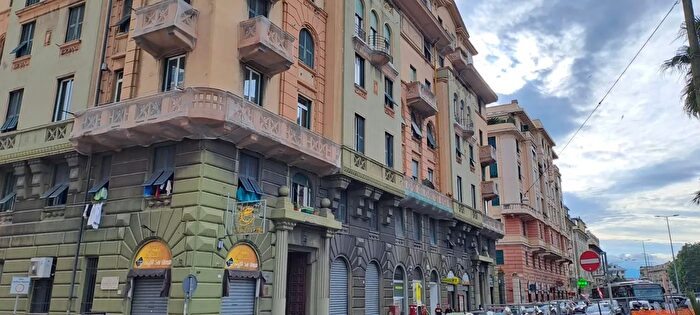 Appartamento con 5 locali in vendita in Via Cantore, Genova