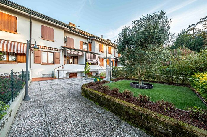 Casa con 6 locali in vendita in Via Fornace Baistrocchi, SantIlario DEnza