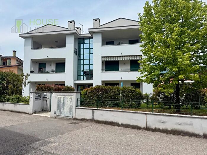 Appartamento trilocale in vendita in Via Ca' Bottara, Schio
