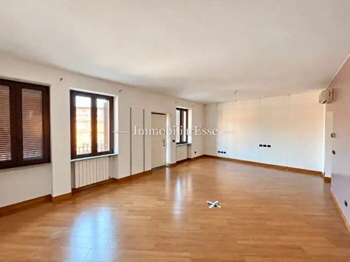 Appartamento quadrilocale in vendita in Via Novara, Milano