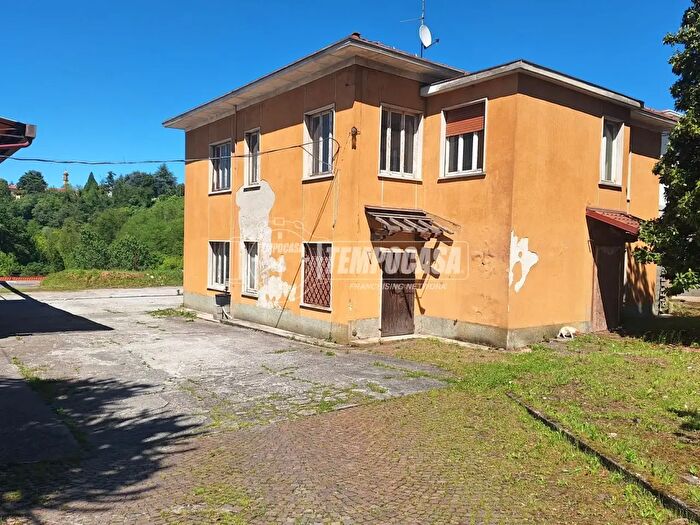 Casa con 8 locali in vendita in Carate Brianza