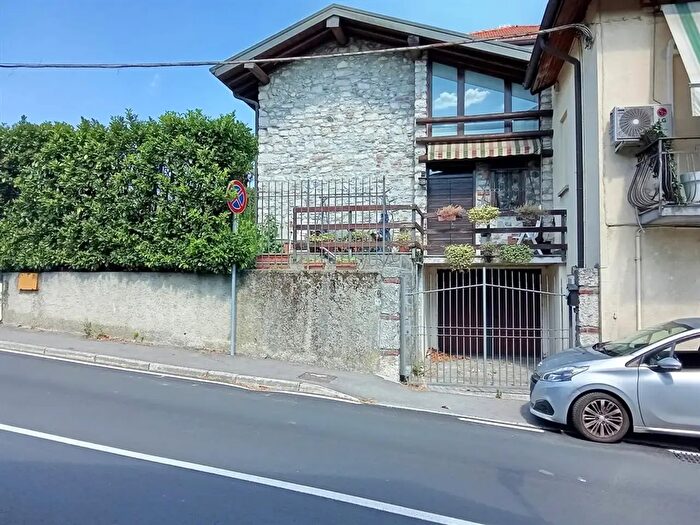 Casa trilocale in vendita in Montorfano