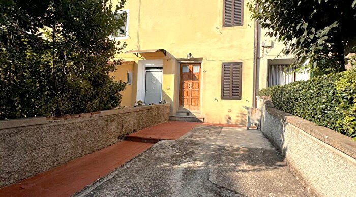 Casa quadrilocale in vendita in Via Firenze La Querce Prato Toscana Italia, Prato