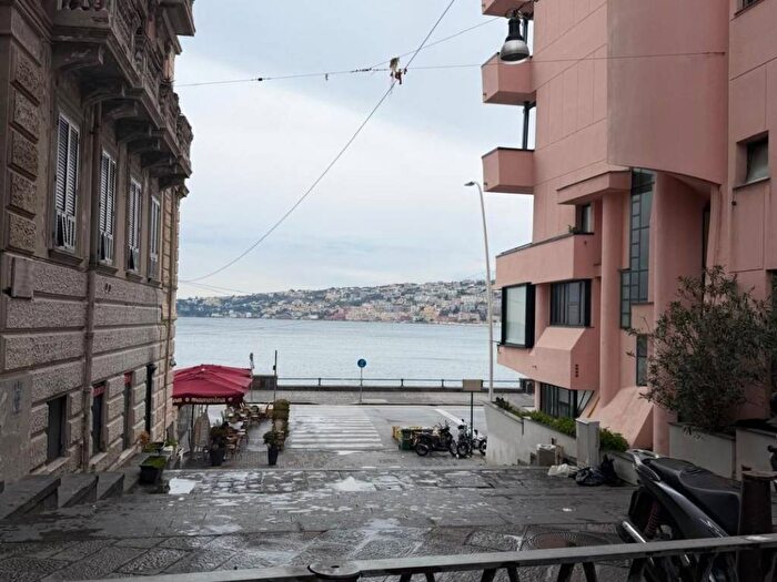 Appartamento bilocale in affitto in Via Chiatamone, Santa Lucia, Napoli