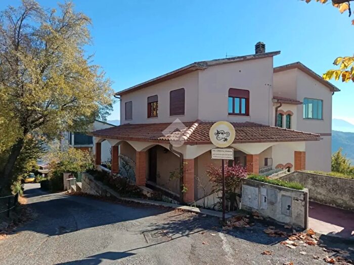 Casa con 6 locali in vendita in Piazza Vittorio Veneto, Montopoli Di Sabina