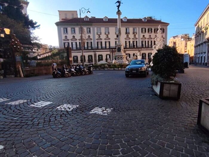 Appartamento con 6 locali in affitto in Vico Santa Maria a Cappella Vecchia, Chiaia, Napoli