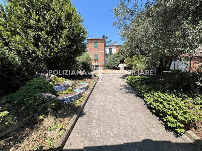 Appartamento con 16 locali in vendita in Via della Resistenza, Montepulciano