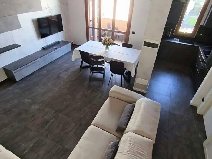 Appartamento trilocale in vendita in Via Falcone, Limido Comasco