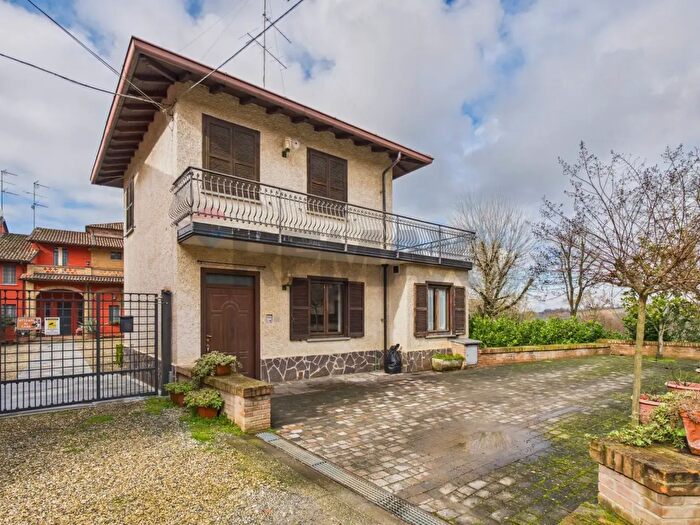 Casa con 6 locali in vendita in Casteggio