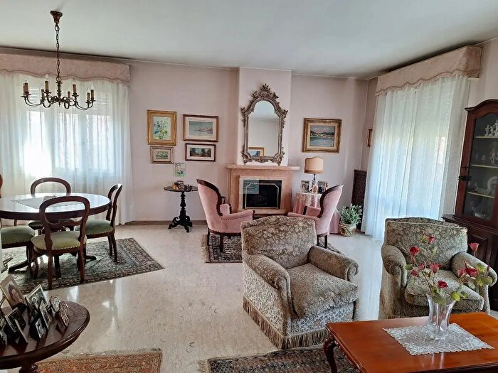 Casa con 10 locali in vendita in Via Avogadro, Padova