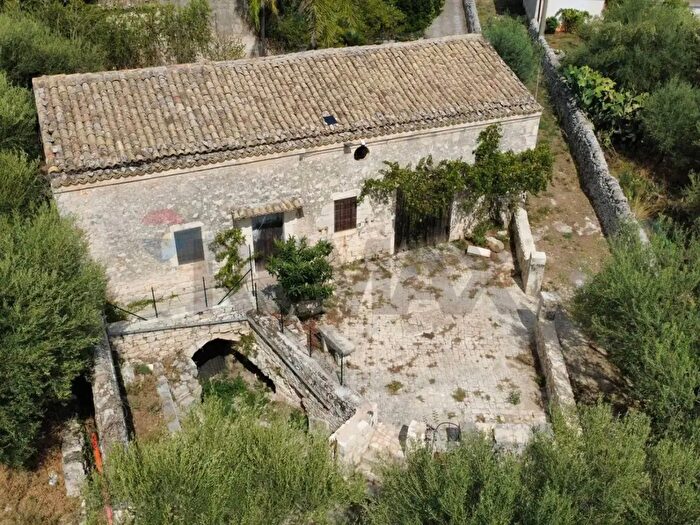 Casa con 8 locali in vendita in Via Resistenza Partigiana Snc, Modica