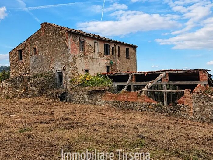 Casa con 15 locali in vendita in Fabro