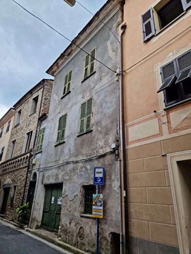 Casa con 12 locali in vendita in Via Paolo Manfredi, Vessalico