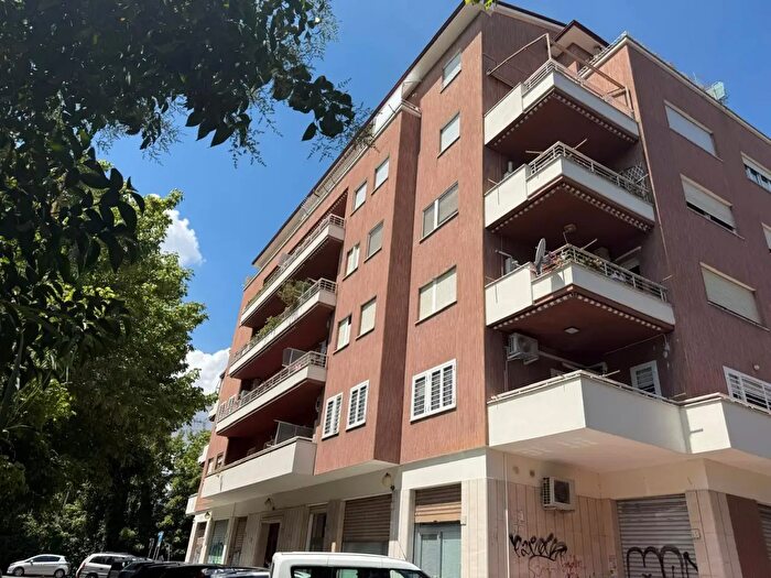 Appartamento con 5 locali in vendita in Via Emilio Cecchi, Roma