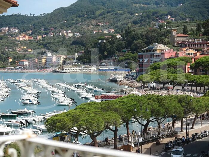 Appartamento trilocale in vendita in Piazza Garibaldi, Lerici