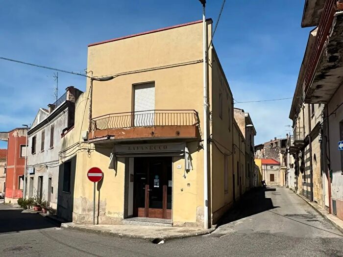 Casa con 5 locali in vendita in Via Pinna Parpaglia, Pozzomaggiore