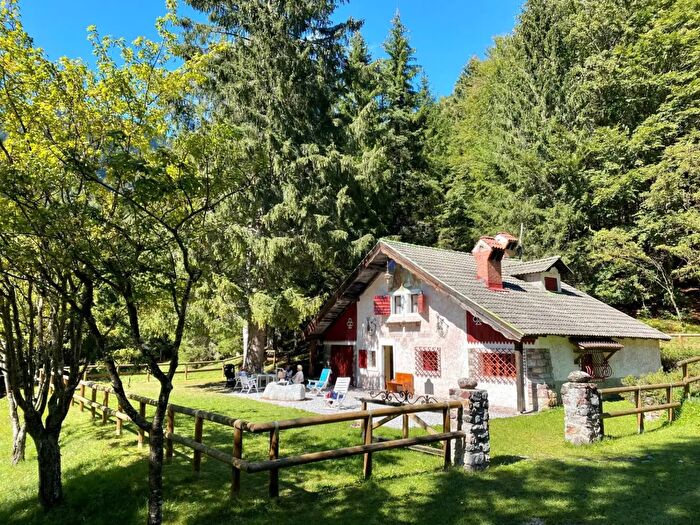 Casa con 8 locali in vendita in Val Algone, Comano Terme
