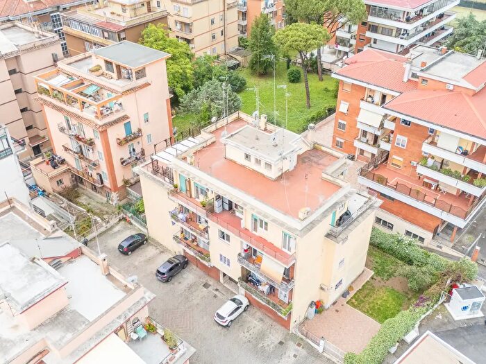 Appartamento trilocale in vendita in Via del Trullo, Roma