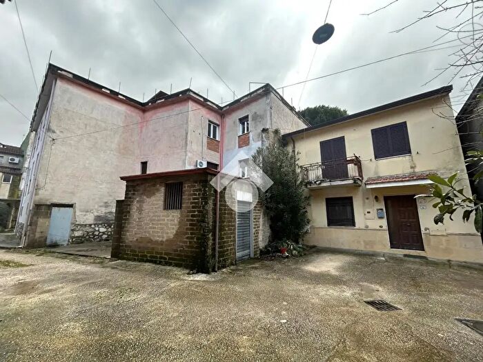 Casa con 6 locali in vendita in Via Paolo Emilio Imbriani, Cervinara